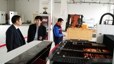 區領(lǐng)導一行參觀(guān)斯塔克車(chē)間