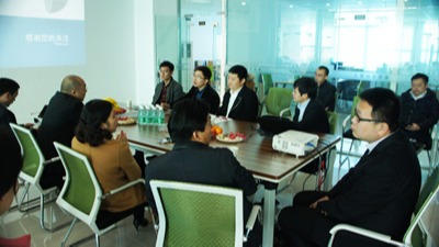 斯塔克公司員工會(huì )議討論中