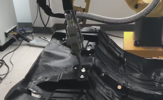 斯塔克機器人三維激光切割機切割非金屬工件