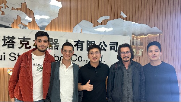 國外客戶(hù)廠(chǎng)內驗收與培訓圓滿(mǎn)成功，三維激光切割機實(shí)力贏(yíng)得贊譽(yù)國外友人贊譽(yù)